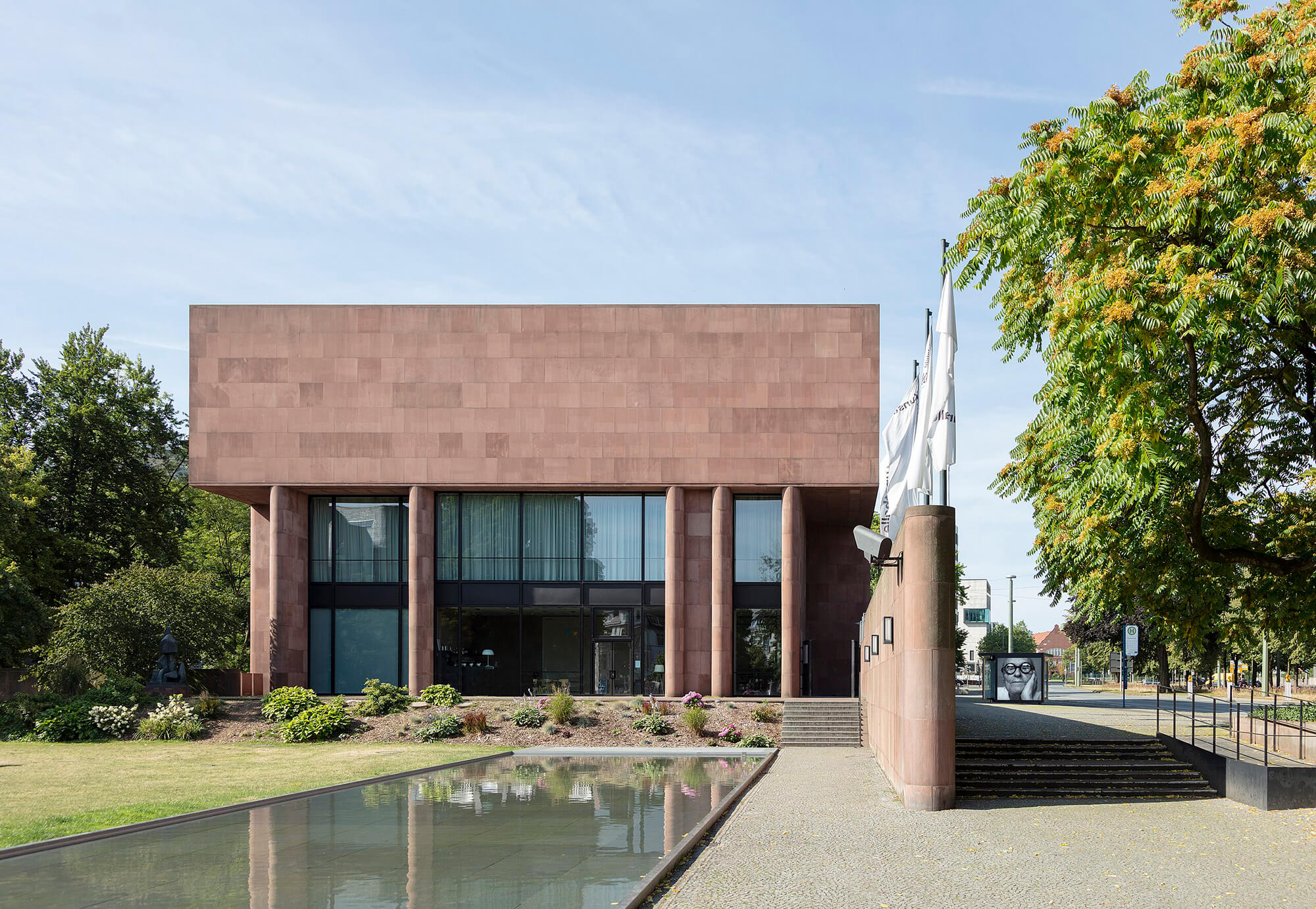 معماران کاروسو سنت جان ساختمان فیلیپ جانسون Kunsthalle Bielefeld را بازسازی می کند، ساختمانی که توسط گذشته اش تسخیر شده است.